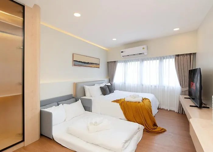 Modern Organic 3br Near Ekkamai With Jacuzzi Cityview 別荘