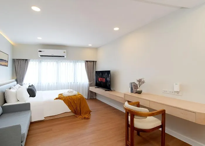 Modern Organic 3br Near Ekkamai With Jacuzzi Cityview 別荘 バンコク都
