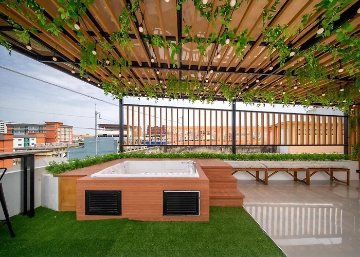 Modern Organic 3br Near Ekkamai With Jacuzzi Cityview 別荘 バンコク都