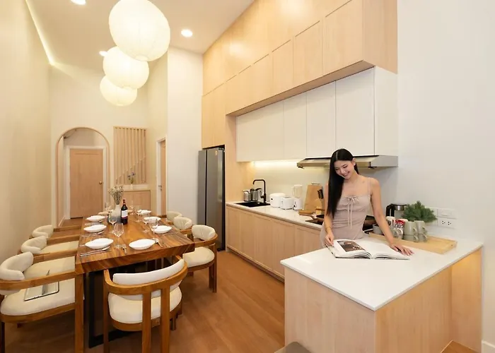 Modern Organic 3br Near Ekkamai With Jacuzzi Cityview 別荘