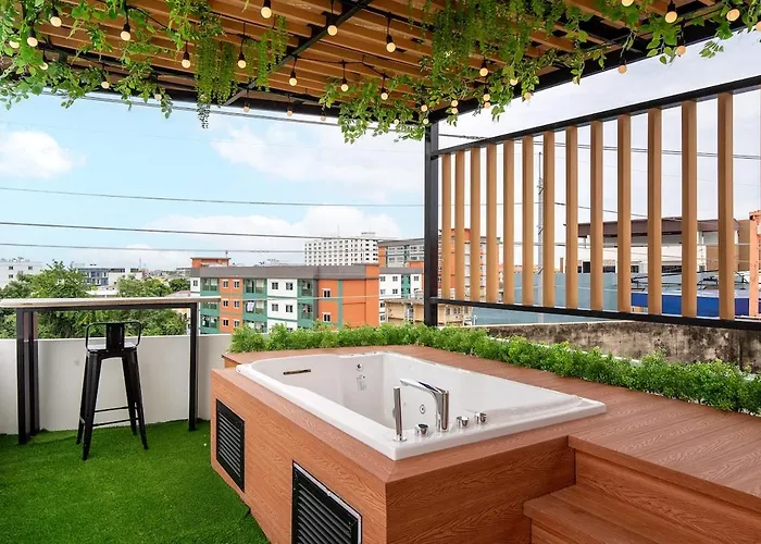 Modern Organic 3br Near Ekkamai With Jacuzzi Cityview 別荘 *
