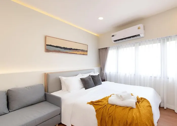 Modern Organic 3br Near Ekkamai With Jacuzzi Cityview 別荘