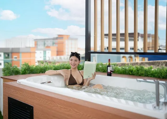 Modern Organic 3br Near Ekkamai With Jacuzzi Cityview バンコク都