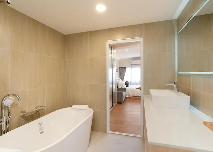Modern Organic 3br Near Ekkamai With Jacuzzi Cityview 別荘 バンコク都